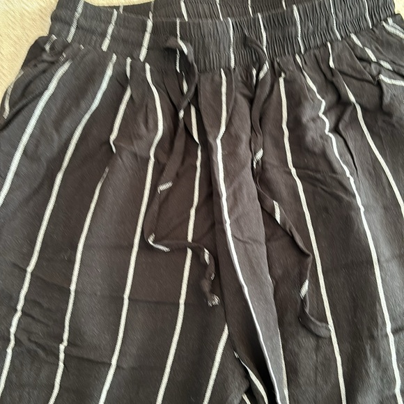 Pretty Little Thing Cropped Black Striped Pants - Picture 3 of 5